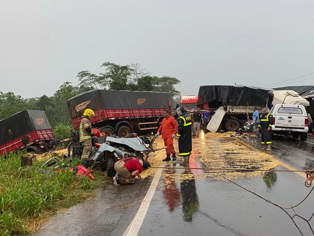 URGENTE: BR-364 é interditada devido acidente com vítima fatal; criança está desaparecida