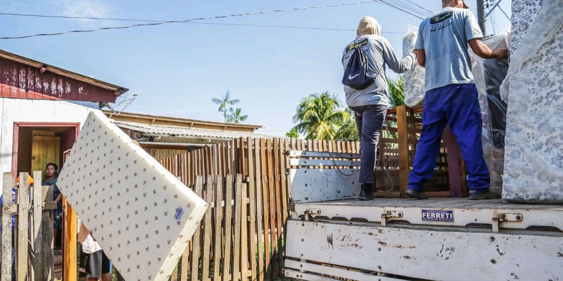 Prefeitura de Rio Branco entrega móveis e eletrodomésticos para famílias no bairro Ayrton Sena