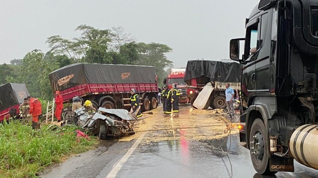 Criança de 4 anos morre após ser lançada para fora de carro em acidente na BR-364