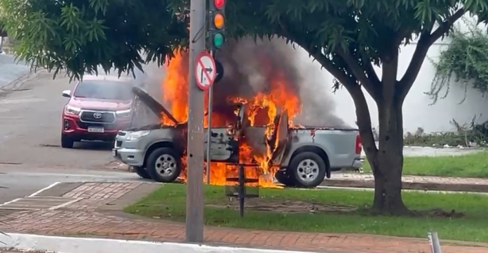 Caminhonete seminova pega fogo em cruzamento da Avenida Ceará e chama atenção