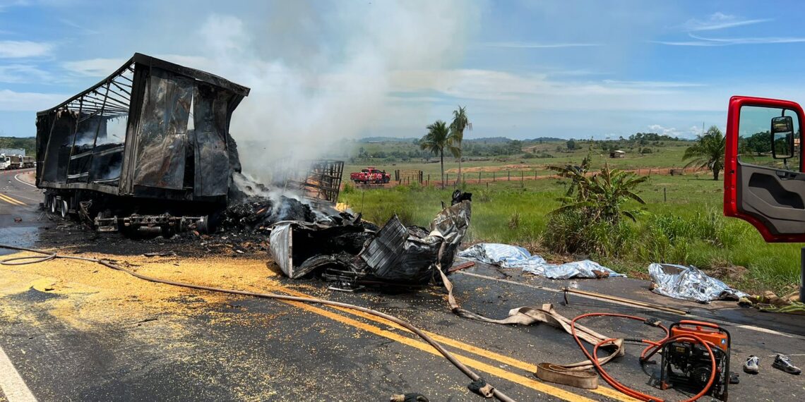 URGENTE: Acidente entre ônibus e caminhão deixa mortos na BR-364; rodovia está fechada