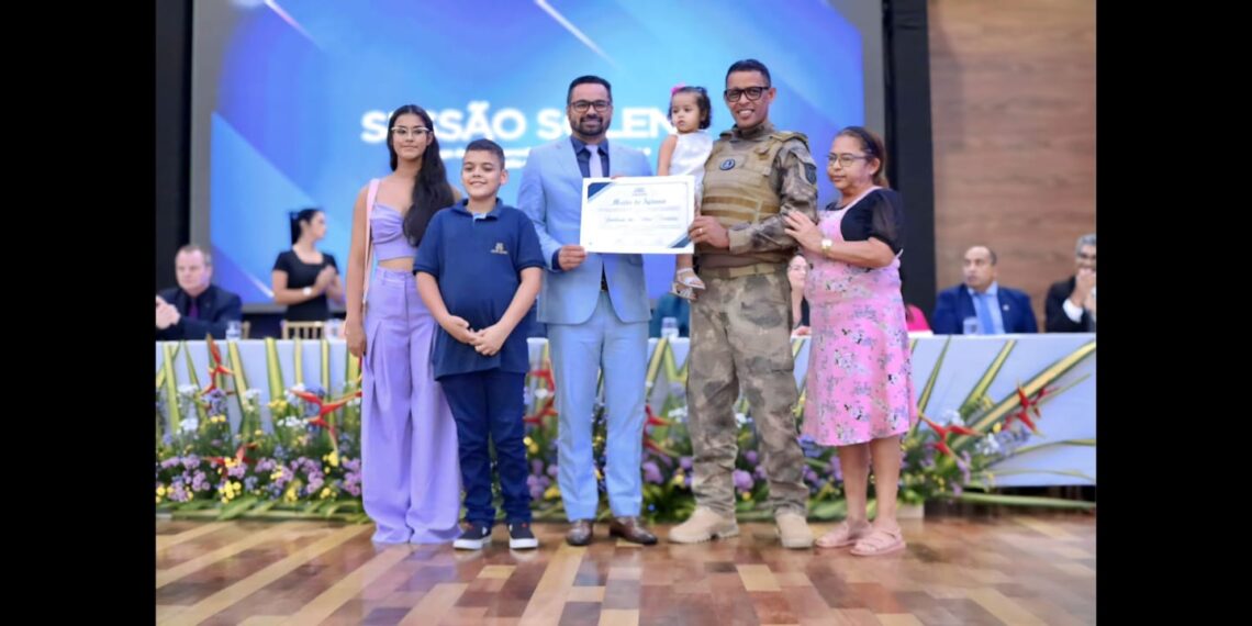 Deputado Arlenilson Cunha homenageia policial penal ferido durante rebelião no presídio de Rio Branco