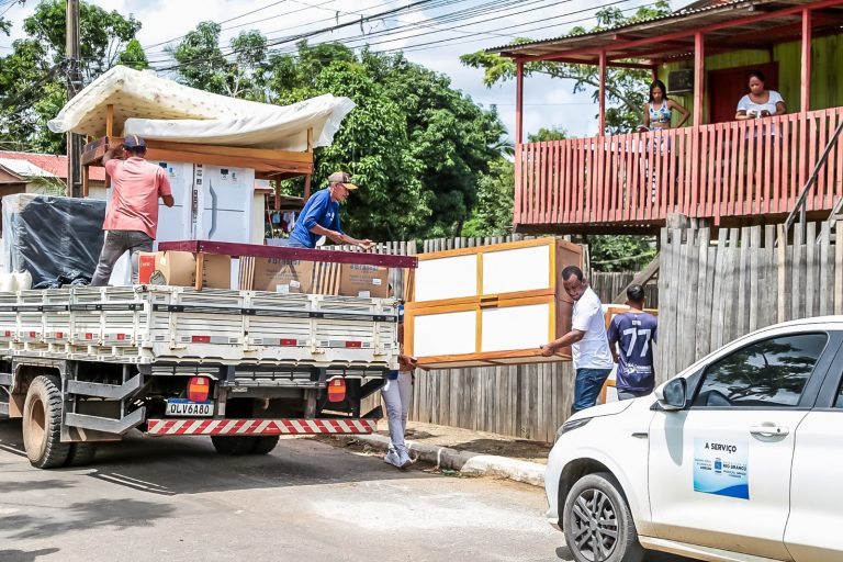 Prefeitura da capital realiza mutirão e intensifica entregas de móveis para atingidos pela alagação