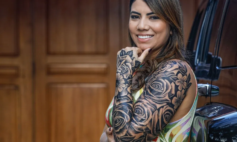 Após ter 35% do corpo queimado, acreana reencontra autoestima tatuando as cicatrizes