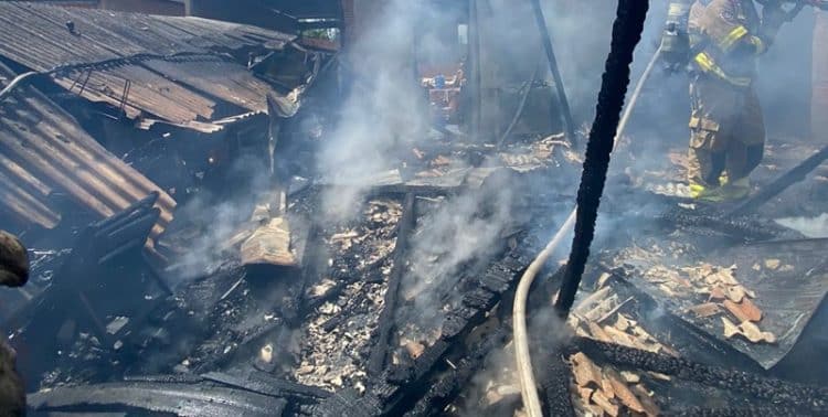 Casa é consumida por incêndio e tem cerca de 90% da estrutura queimada, em Rio Branco