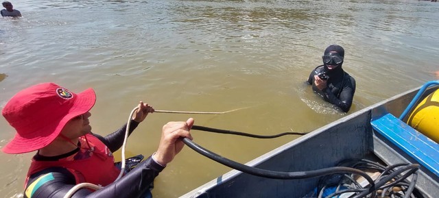 Corpos de avó e criança de 2 anos são encontrados por bombeiros após barco naufragar no Acre