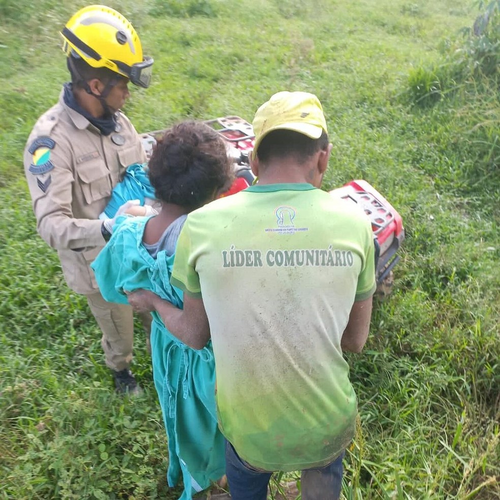 Adolescente de 13 anos dá à luz em casa abandonada e é resgatada por bombeiros no interior do Acre