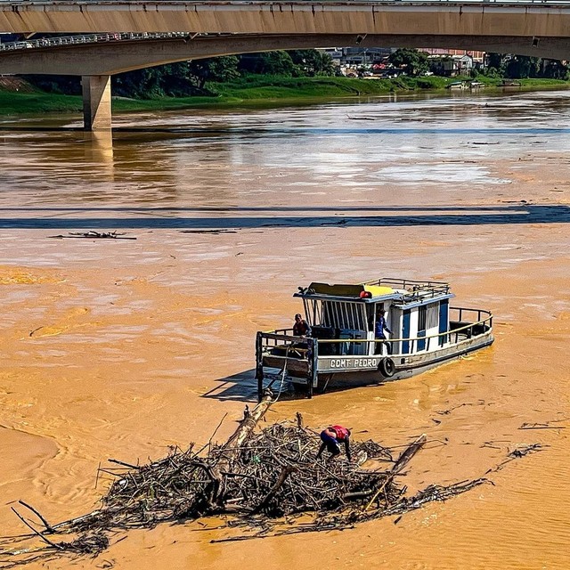 Com Rio Acre próximo dos 12 metros, balseiros se acumulam em pontes e equipes do Deracre fazem limpeza