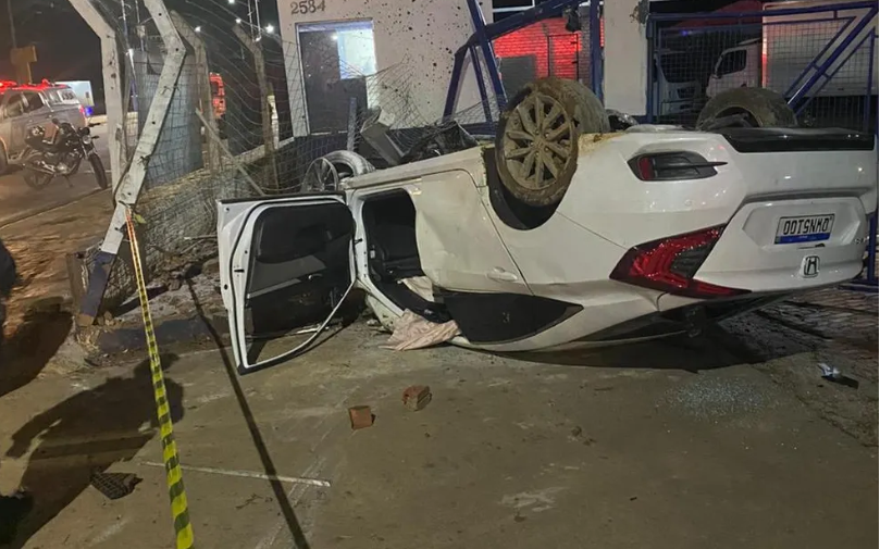 Motorista atropela ciclista na Avenida Ceará, foge sem prestar socorro e capota carro na Via Chico Mendes