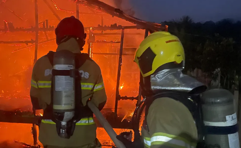 Mulher bêbada ateia fogo na própria casa em que vivia com a família no Acre; moradia foi destruída