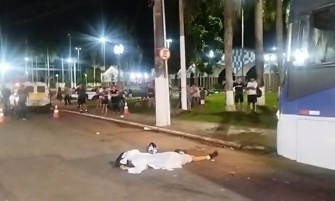 Motociclista que morreu após bater em ônibus coletivo na Avenida Ceará é identificado