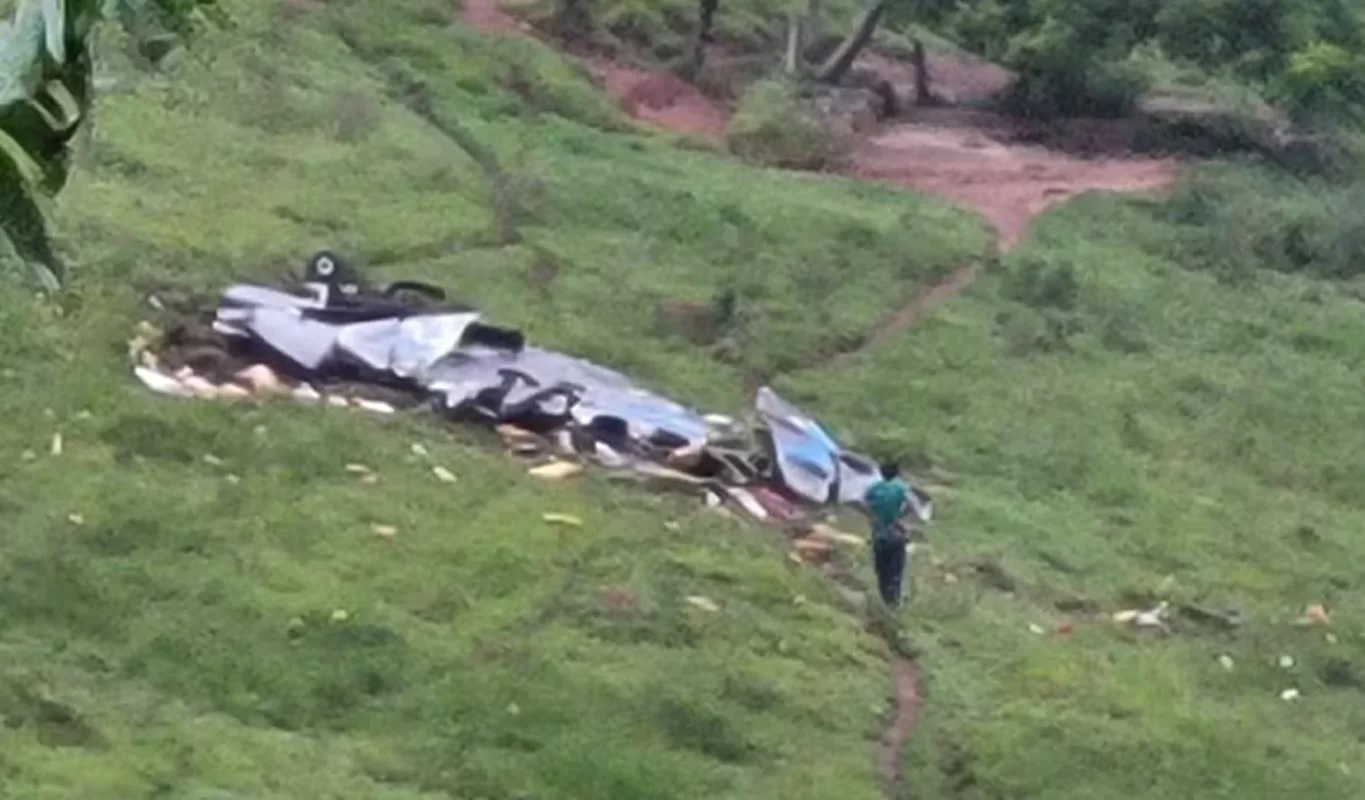 URGENTE: Avião se desintegra no ar e cai; há 5 mortos, incluindo criança, e dois desaparecidos