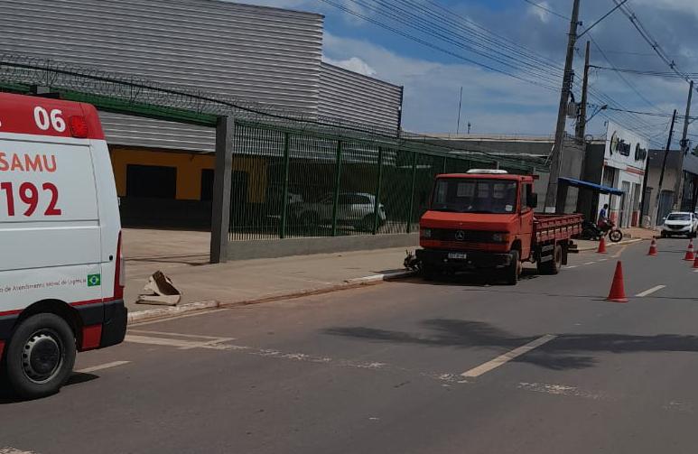 Colisão entre caminhão e motocicletas deixa dois feridos na Via Chico Mendes, em Rio Branco