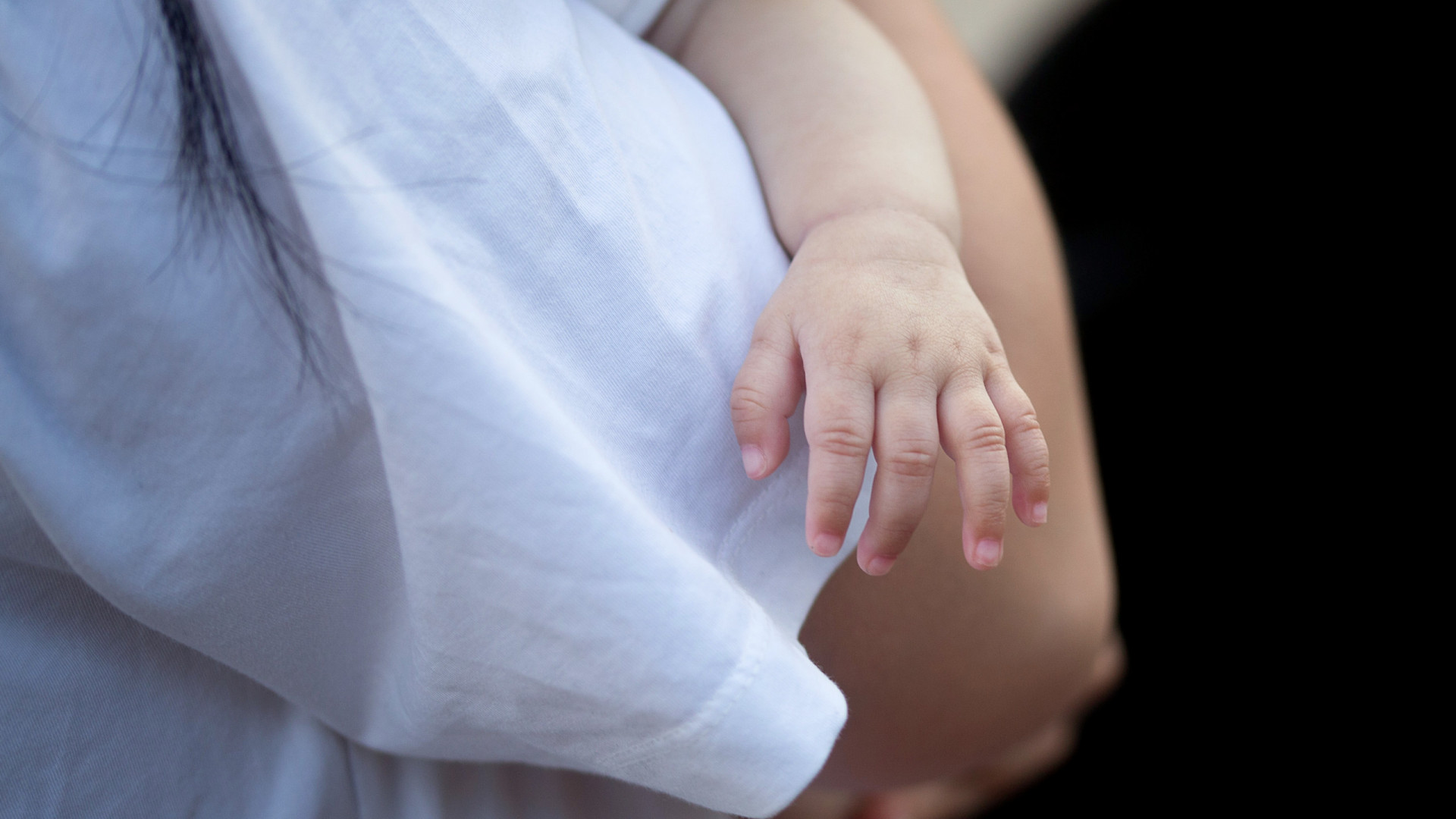 Mulher é presa após deixar a filha de apenas dois meses morrer de fome