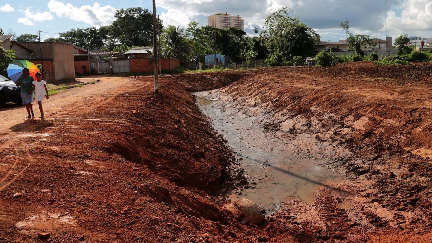 Prefeitura de Rio Branco intensifica limpeza de córregos e igarapés para evitar enxurradas