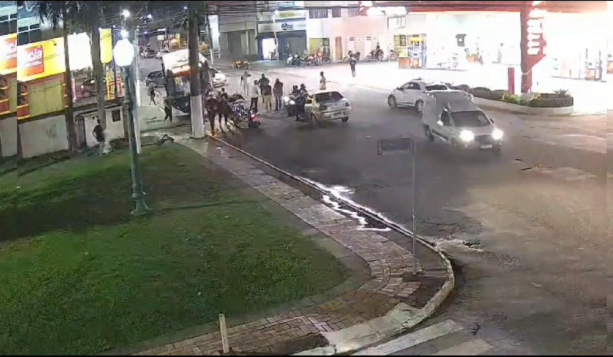 Imagens fortes: vídeo mostra momento em que motociclista morre ao bater de frente com ônibus na capital