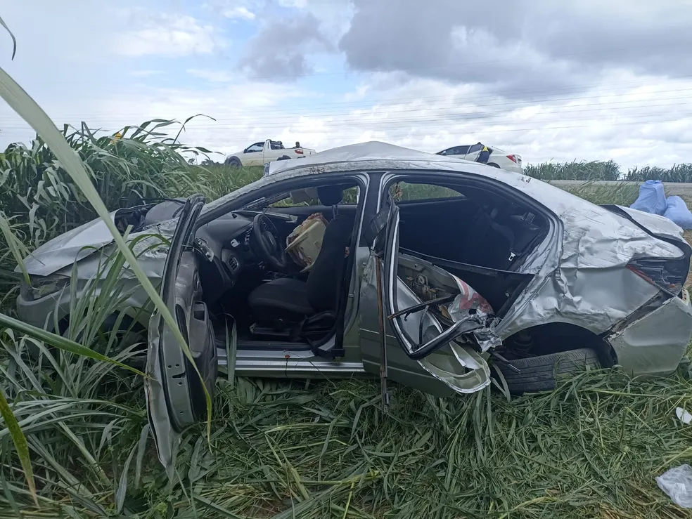 Bebê de 3 meses morre após motorista perder o controle do carro e capotar em rodovia do Acre