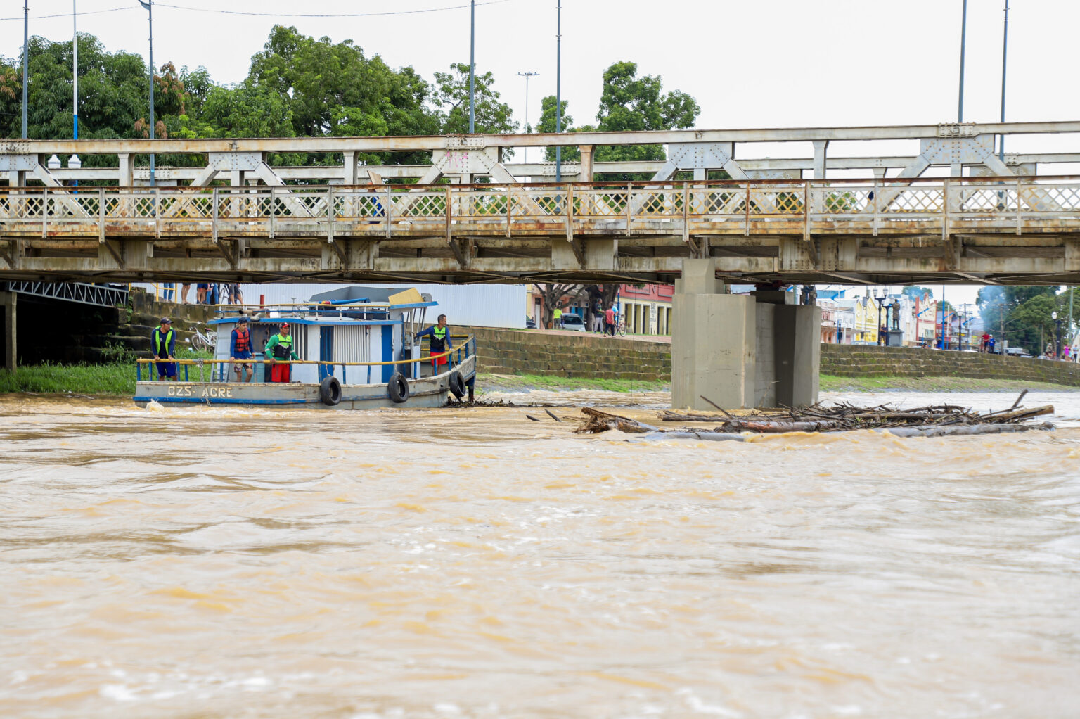 Deracre retira balseiros de pontes sobre o Rio Acre, em Rio Branco