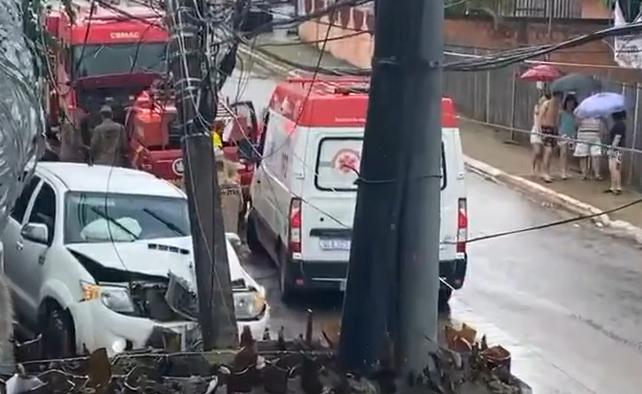 Motorista bate violentamente caminhonete contra poste em Rio Branco; Corpo de Bombeiros foi acionado