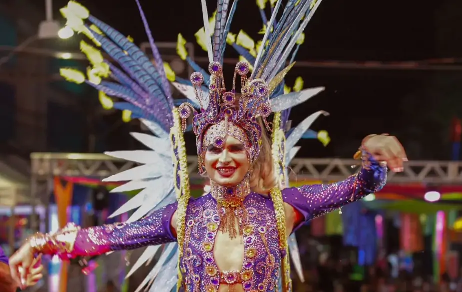 “Deus quis e estou aqui, bicampeã”, diz Bianca Lins ao ser reeleita Rainha Gay do Carnaval de Rio Branco