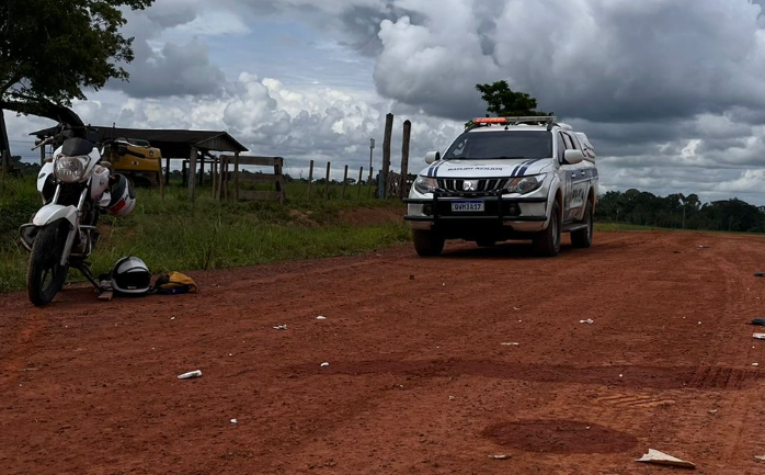 Mototaxista bate de frente com caminhonete em ramal e é levado ao Pronto Socorro com a perna quebrada