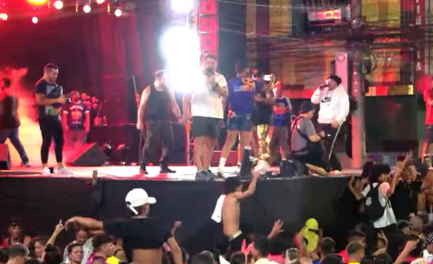 “Influenciadores” tomam conta do palco e cantores não conseguem sequer se mexer no Carnaval da Prefeitura