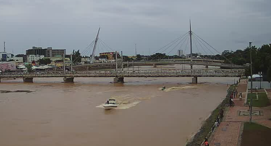 Motos aquáticas aproveitam cheia e fazem manobras radicais no rio Acre; prática já causou morte