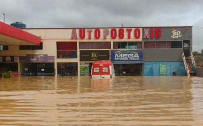 Ambulância do SAMU é “esquecida” em posto de combustível em meio a alagação no Acre