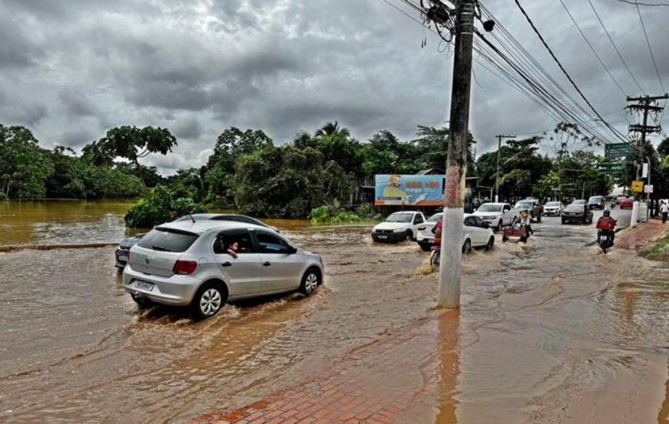 Avenida Sobral é fechada para trânsito de veículos devido inundação proveniente da cheia do Rio Acre