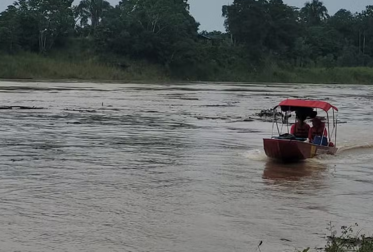 Corpos de pai e filha que morreram afogados após canoa afundar são resgatados durante enchente