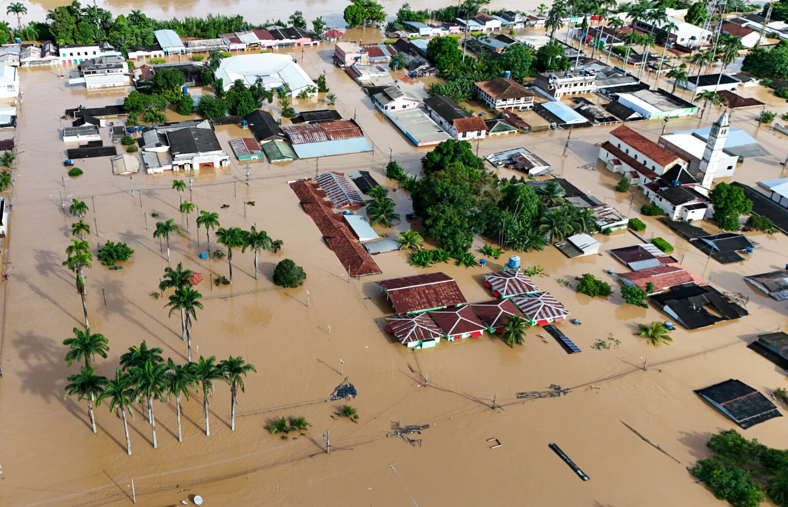 Brasileia, no Acre, enfrenta a maior alagação já registrada na história do município