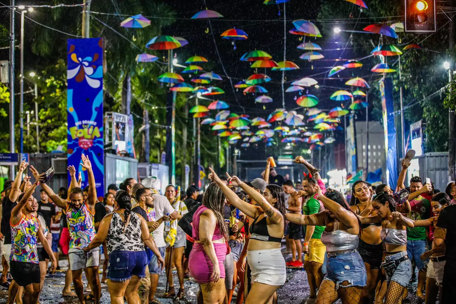 Mesmo com proibição de geleiras, cervejas são vendidas a partir de R$ 5 reais e Carnaval da Prefeitura lota de foliões