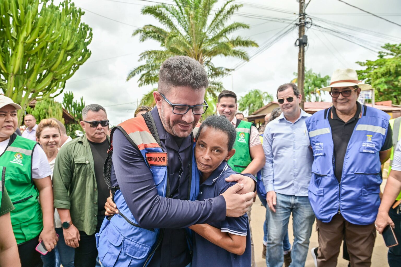 Gladson faz visita ao abrigo montado para os alagados da capital no Parque de Exposições: “momento de união”