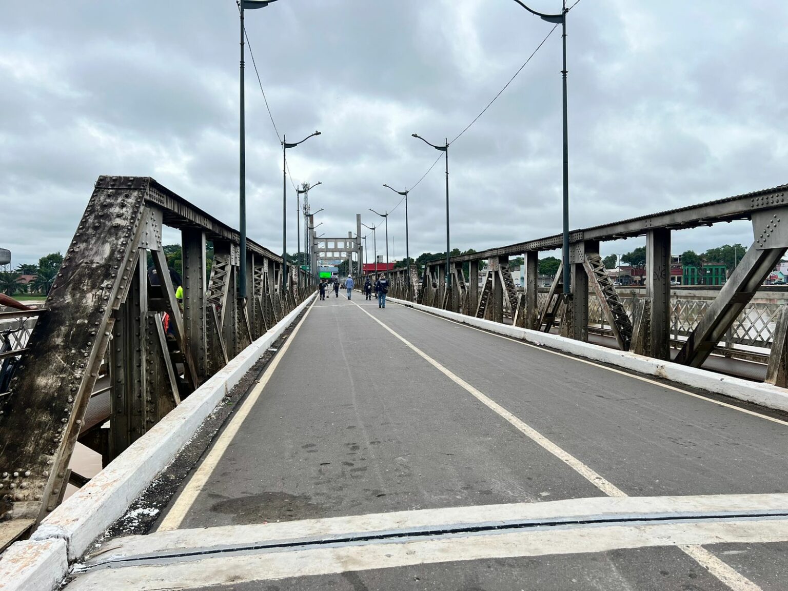 Mesmo com alagação, Deracre finaliza obras e Ponte Metálica é finalmente liberada nesta quarta