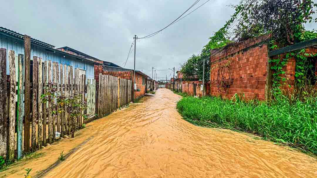 Enchente 2024: famílias rio-branquenses começam a sair de suas casas devido alagação