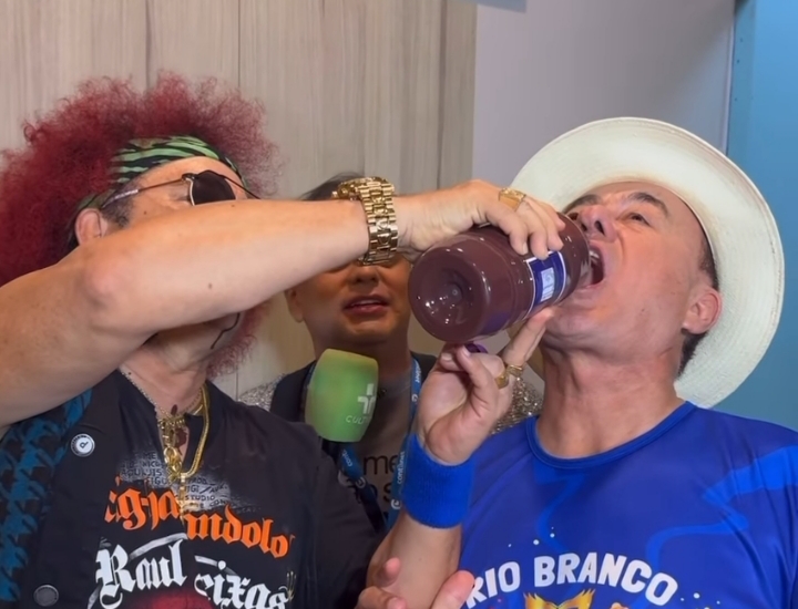 Antes do show, Wanderley Andrade deu açaí na boca do prefeito Tião Bocalom