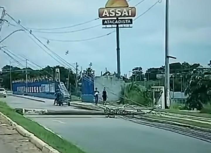 URGENTE: Caminhão derruba vários postes em acidente na Via Verde e bloqueia entrada de condomínio