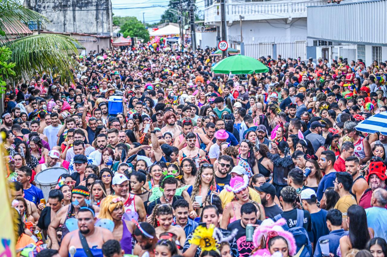 Após arrastar multidão em Rio Branco, Bloco Vai Quem Quer é notificado pela PM por falta de autorização para desfile