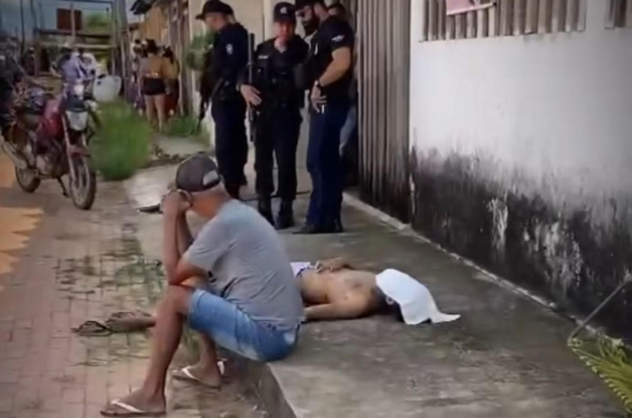 Vídeo de pai chorando ao lado do corpo do filho trabalhador executado em Rio Branco comove a população