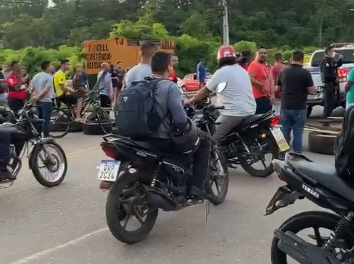 Em manhã de protestos, AC-40 também é fechada na Vila Acre e milhares de pessoas são prejudicadas