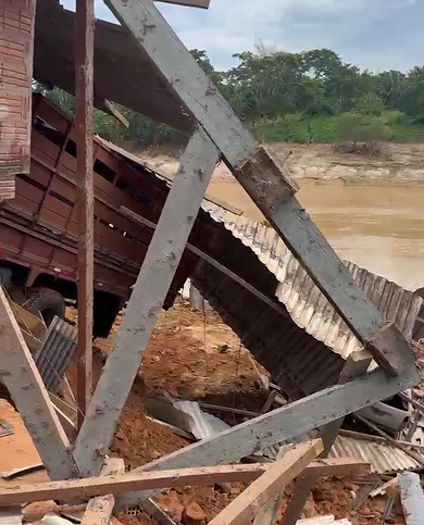 Desbarrancamento destrói casas e deixa moradores assustados no bairro Cidade Nova, em Rio Branco