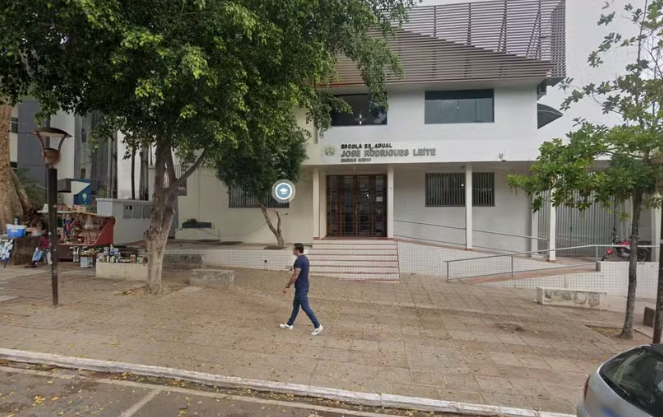 Aluno de 17 anos é flagrado com revólver e faca dentro de escola pública no Centro de Rio Branco