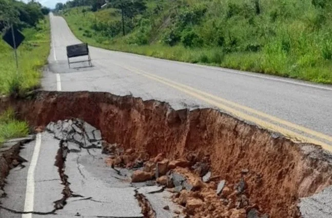 O terror do isolamento: forte chuva abre cratera e BR-364 pode apartar próximo à Tarauacá