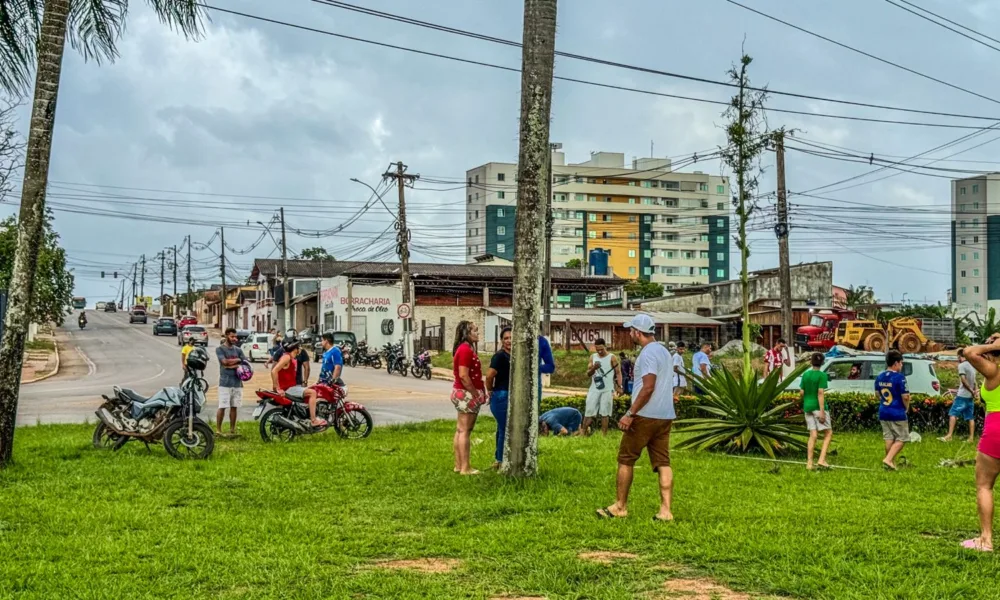 Dentista esconde R$ 2 mil em rotatória e atrai dezenas de pessoas que procuram debaixo de chuva