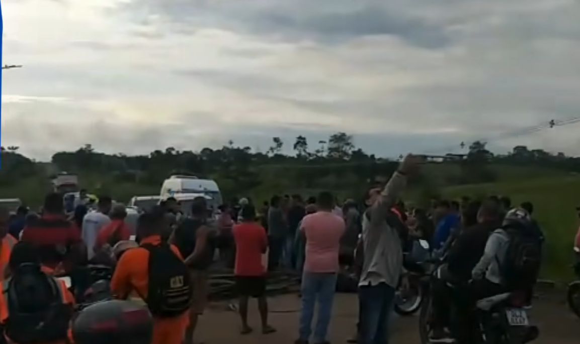 Manifestantes fecham a BR-364 próximo ao Aeroporto devido a precariedade da estrada