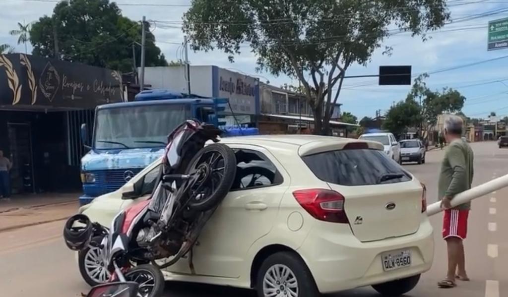 Motocicleta fica ‘dependurada’ em carro após batida violenta na Avenida Sobral, em Rio Branco