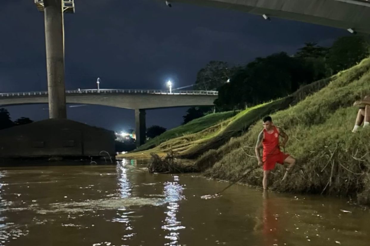 Mergulhadores continuam buscas por corpo de homem que sumiu após pular no rio Acre