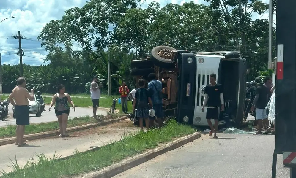 URGENTE: Caminhão coletor de lixo tomba e deixa garis feridos em Rio Branco