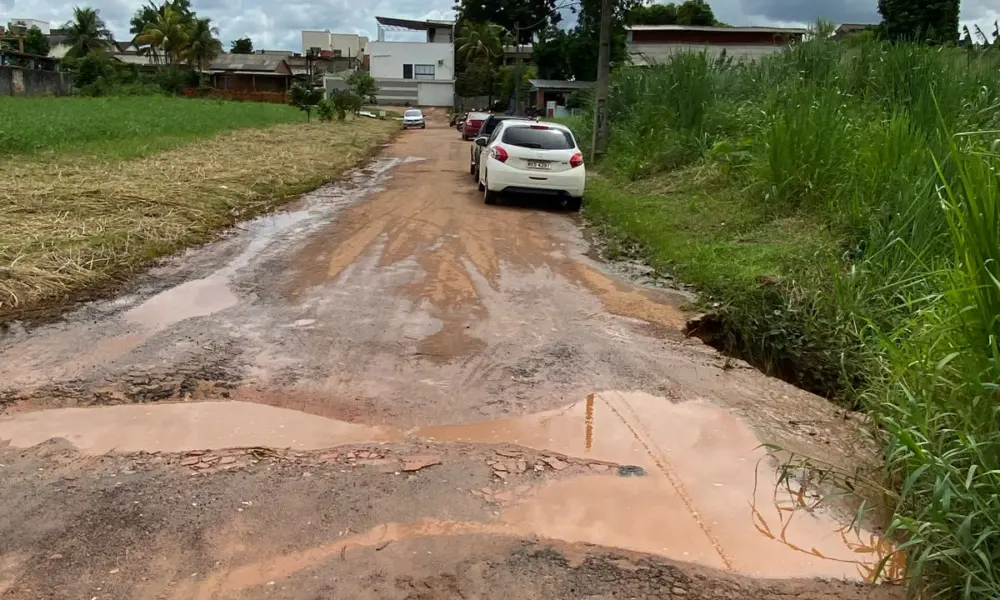 Rua que dá acesso à escola vira atoleiro em Rio Branco e pais se revoltam