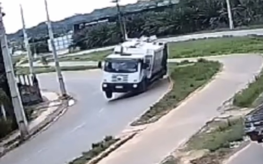 Vídeo mostra momento em que caminhão coletor de lixo tomba; veja